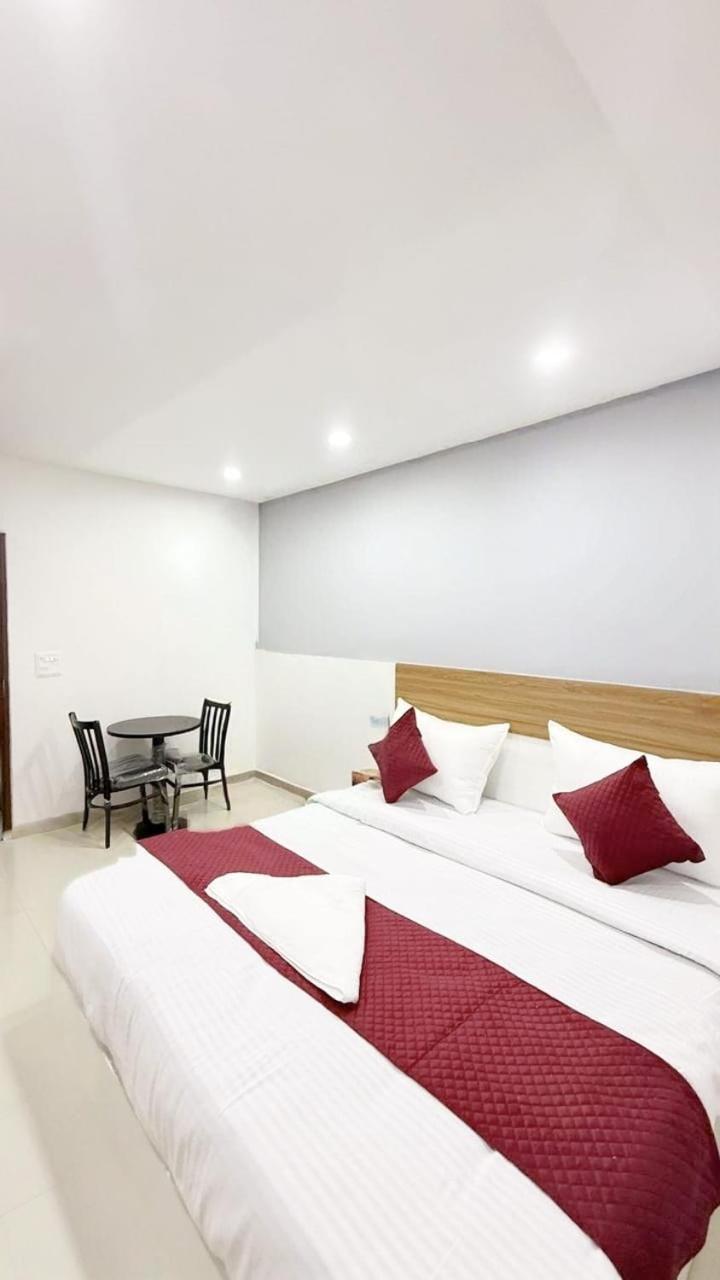 Hotel Modern Town Nueva Delhi Exterior foto