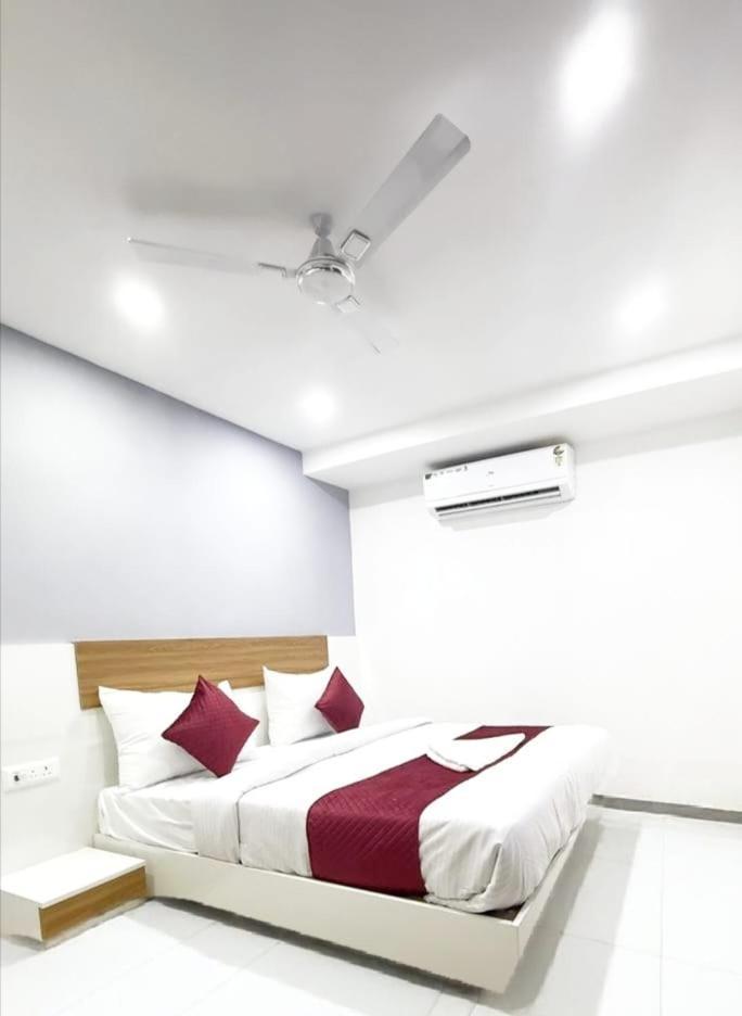 Hotel Modern Town Nueva Delhi Exterior foto